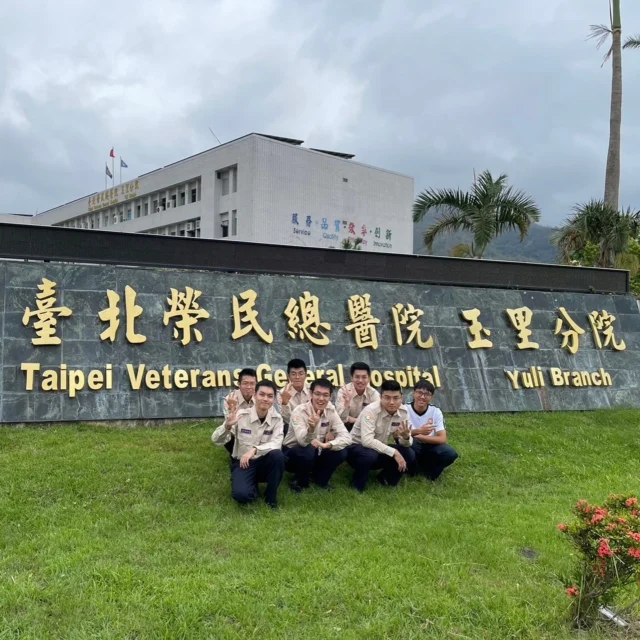 跨年好像變得愈來愈沒真實感，2024年的展望彷彿是昨天的事，上半年為碩士生涯劃下完美句點，緊接著下半年都在役期中度過，節奏截然不同的上下半年，讓2024年變成是個獨特的時光。

今年風風雨雨（各種意義上）也很多，但很慶幸都能化險為夷，因禍得福也是有的，很感謝一路上遇到很多貴人相助。

當替代役的時光也是很值得紀念的，不管是在成功嶺新訓時，還是下單位到了北榮玉里分院服務，有太多荒謬跟歡笑的事情了🤣尤其很感謝同個期間在玉里分院服役的役男朋友們，雖然有時候令我傷透腦筋，但還是覺得你們很可愛啦🤔

即將展望2025年，帶著2024年前所有的回憶與領悟，一路上相遇的所有人，不管你們現在在哪裡，願你們都平安順遂。May we meet again 

最後還是同一句話：「願溫暖的光是你旅途的意義，愛是你存在的證明。」

#2025iscoming #happynewyear #新年快樂