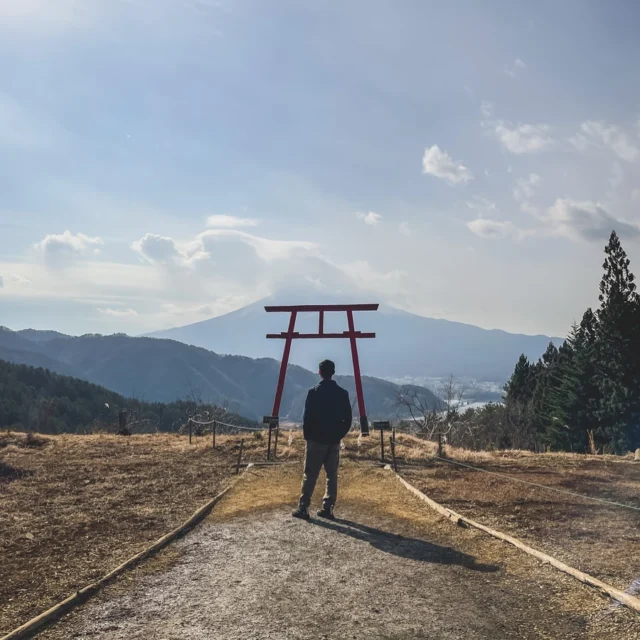 【富士山之一·天空の鳥居】

去完日本回來就在工作，沒什麼時間整理照片，到職的第一週，即便是熟悉的地方仍會有些焦慮，尤其是那些熟悉又陌生的角落，回憶湧上心頭。

人真的該多出去走走，有些地方你也不知道能否再來一趟，或是再次造訪早已是不同的心境，真的很感謝有攝影這項技術，捕捉當下的光景，讓人能再次回味當時的氛圍、氣溫、味道以及相遇的人事物。

想到以前當代藝術史課程花了很多時間探討什麼是「靈光」？照片有靈光嗎？我覺得是有的，至少這張照片喚起我痠痛的腳對這個地方的期盼，即便當時的心情跟現在已截然不同，記憶的細節早已模糊，但當你駐足，那些存在過的感覺仍會在心底停留。

#富士山 #日本 #隨筆 #旅遊日記